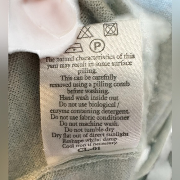 Pure Collection Cashmere V-Neck Sweater in Heather Dove Gray Size 6 - Picture 13 of 14